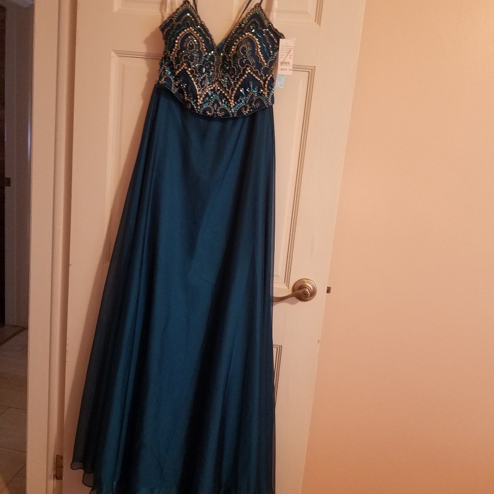 Dress - Picture 3 of 3